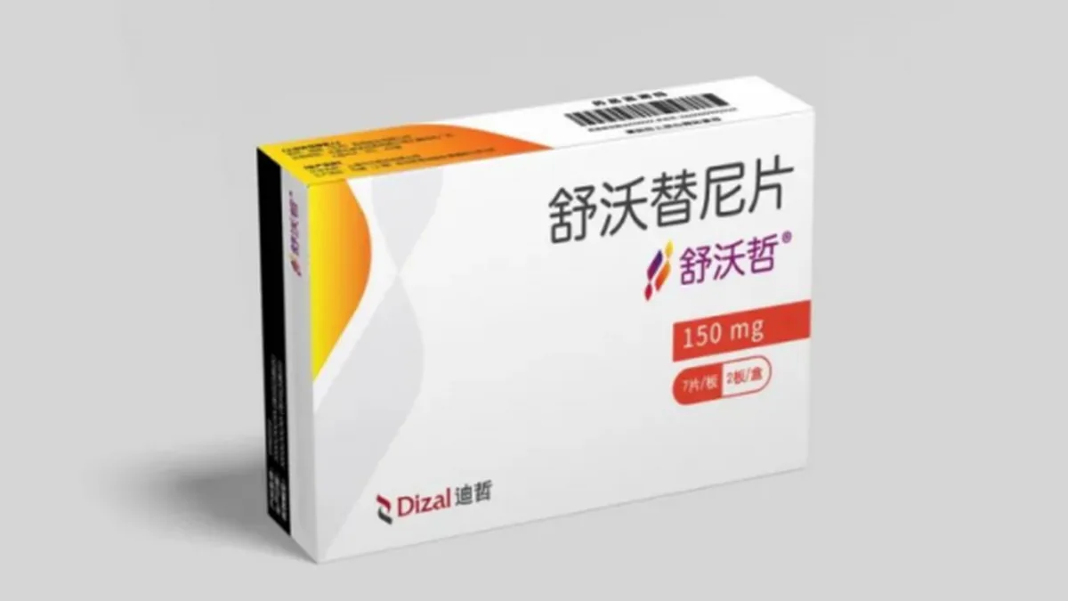 患者手持阿西替尼药盒，正在阅读说明书中的用法用量部分