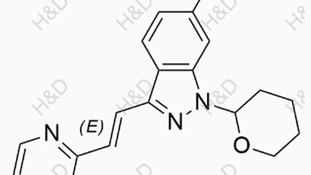 医院药房窗口，患者正在咨询阿西替尼医保报销后自付费用