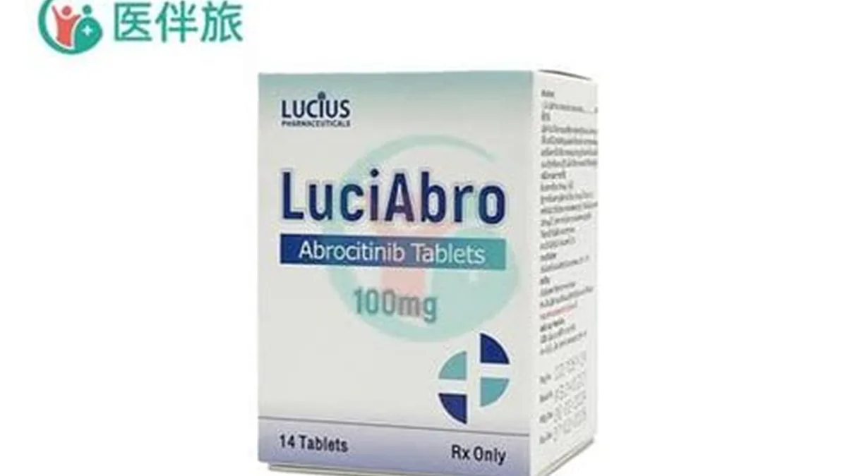 一碗米饭和一杯水放在桌上，旁边是阿西替尼药片，示意随餐服用
